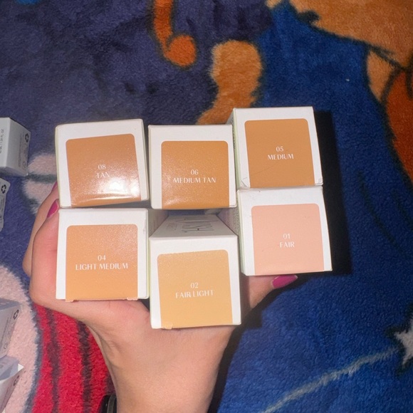 Huda Beauty Glowish Skin Tint - Picture 2 of 5